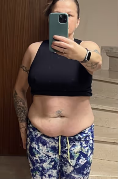 Eine Frau in Sportkleidung macht ein Selfie im Spiegel.
